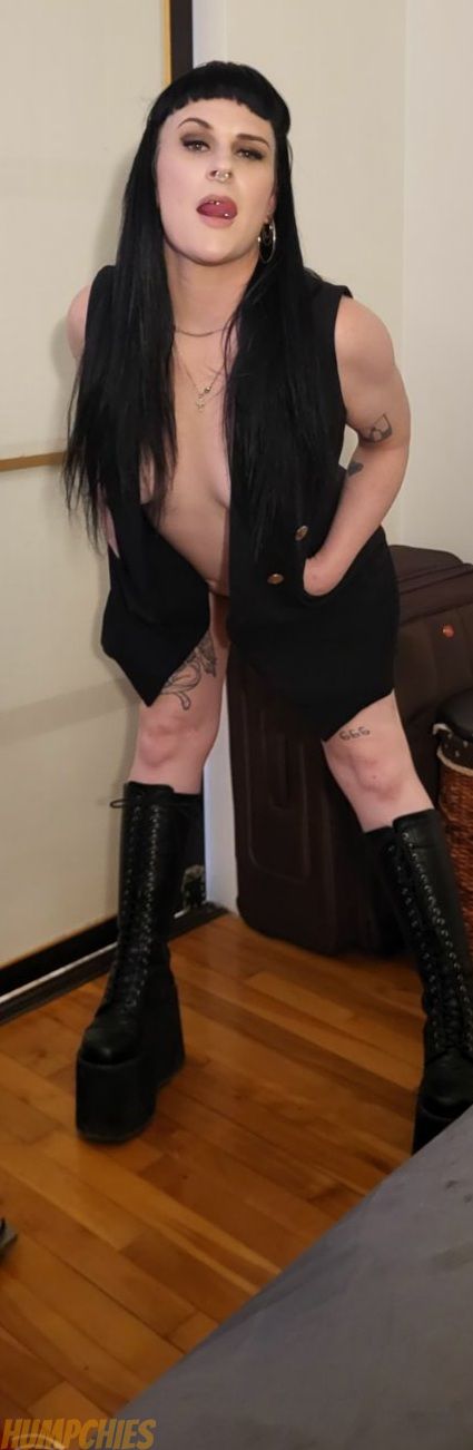 ****Sexy goth ready to fulfill your every needs****